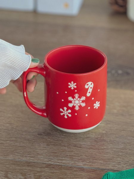 مج شتوي لون أحمر برسومات كريسماس