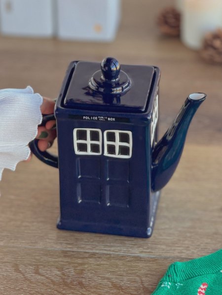 إبريق بورسلان شتوي شكل محطة شرطة بحجم 1 لتر