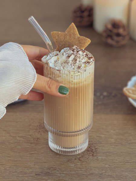 كاسة شفاف محززة مع غطاء وشلمونة