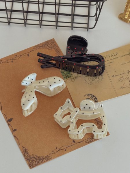 3 مشباك شعر بأشكال مختلفة