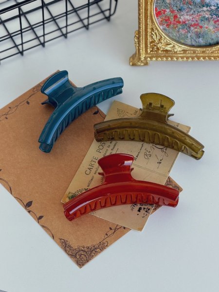 3 مشابك شعر بألوان مختلفة