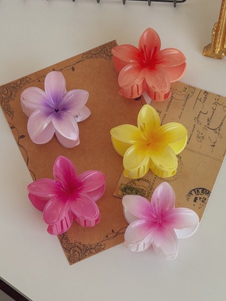 مشبك شعر شكل وردة بألوان مختلفة