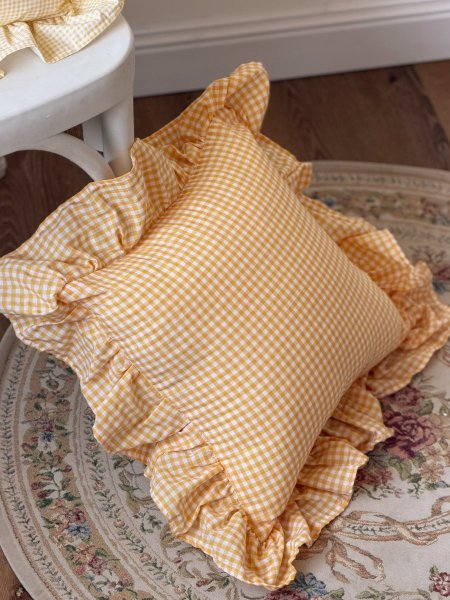 وسادة شكل مربع مع كشكش على الاطراف كروهات لون اورنج