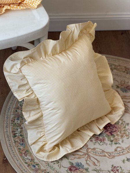 وسادة شكل مربع مع كشكش على الاطراف كروهات لون اصفر