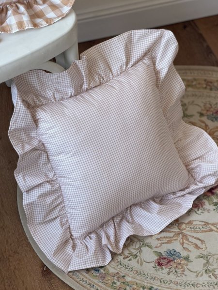 وسادة شكل مربع مع كشكش على الاطراف كروهات قطن 100%