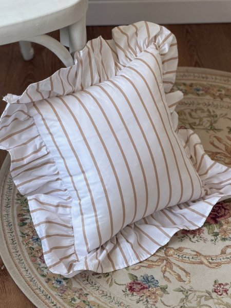 وسادة شكل مربع مع كشكش على الاطراف مخططة ابيض وبيج قطن 100%