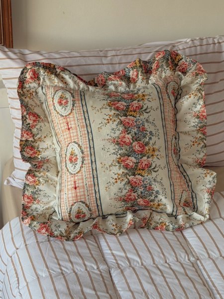 وسادة مربعة مع كشكش على الاطراف قماش ساتان وقطن موردة