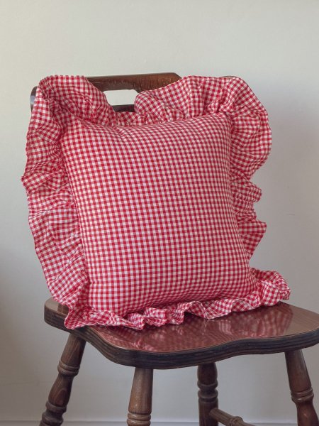 وسادة شكل مربع مع كشكش على الاطراف كروهات لون احمر