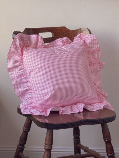 وسادة شكل مربع مع كشكش على الاطراف كروهات لون زهري