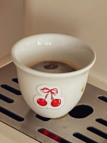 فنجان قهوة سادة ابيض برسمة كرز