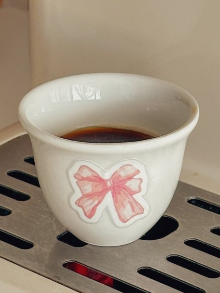 فنجان قهوة سادة رسمة فيونكات