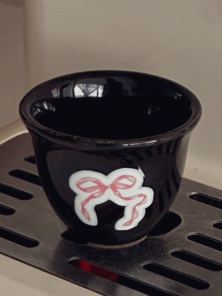 فنجان قهوة سادة لون اسود برسمات مختلفة