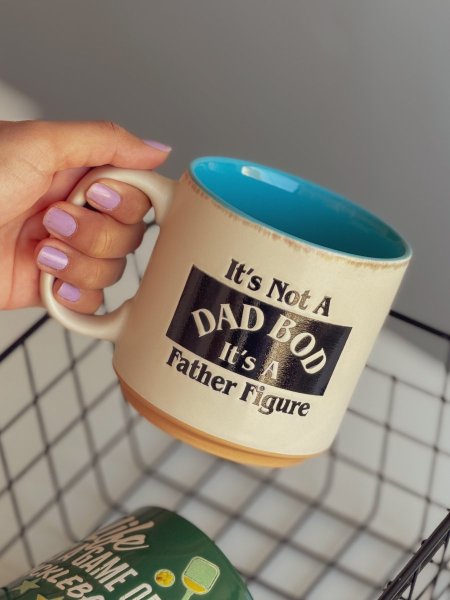 كوب بعبارة "it’s not dad bod it’s a father figure"