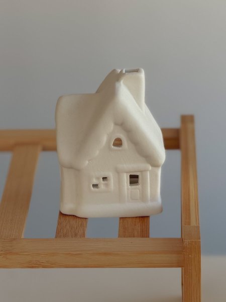 شمعدان صغير على شكل كوخ لون أبيض