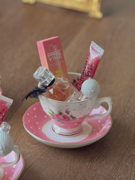 "هديتك في كوب" بثيم انثوي جميل