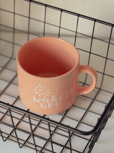 كوب بحجم مميز بعبارة "wake up!"