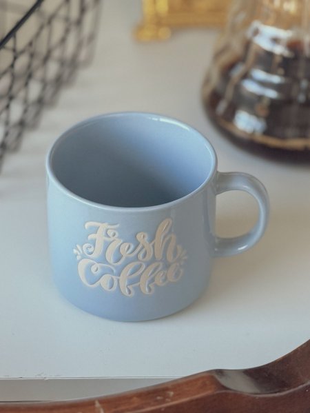 كوب بحجم مميز بعبارة "fresh coffee"
