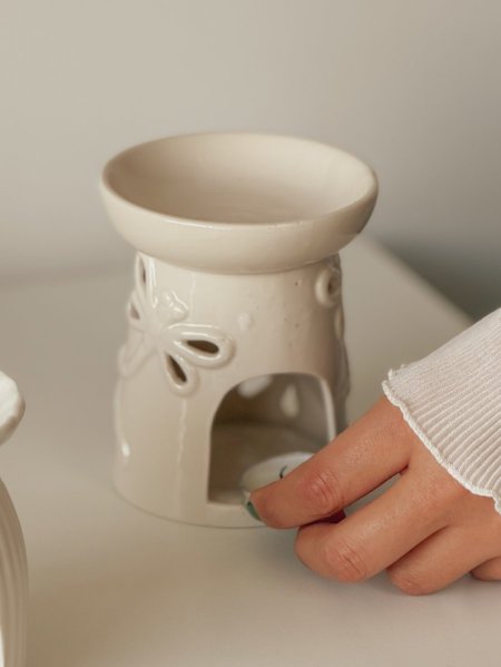 مبخرة زيت مزينة بالفراشات