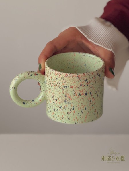 كوب منقط بيد دائرية