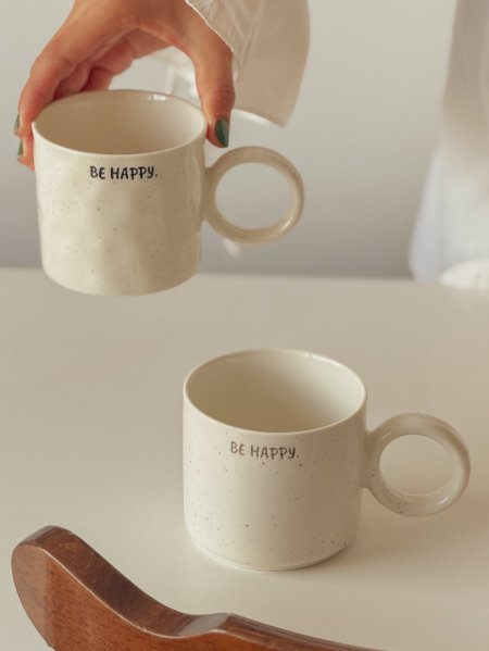 كوب بيد دائرية بعبارة "be happy"