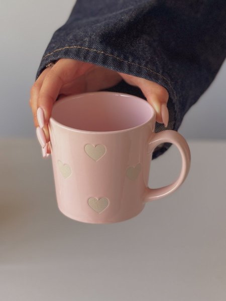 كوب وردي  برسمات قلب