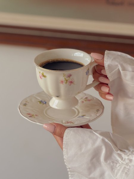 فنجان شاي انتيك وصحنه بقصة مميزة