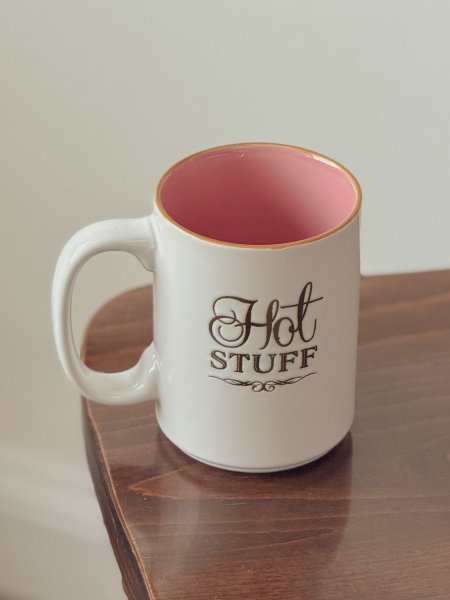 كوب بعبارة "hot stuff"