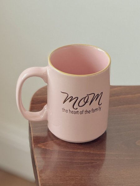 كوب بعبارة "mom the heart of the family "