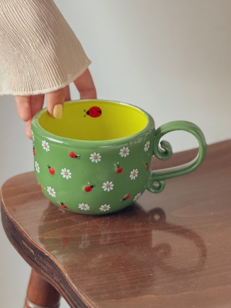 كوب الربيع برسمات دعسوقة وورد أقحوان