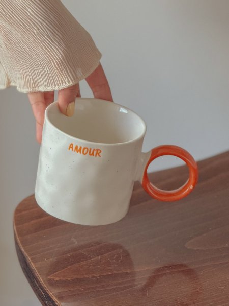 كوب بيد دائرية بكلمة "AMOUR"