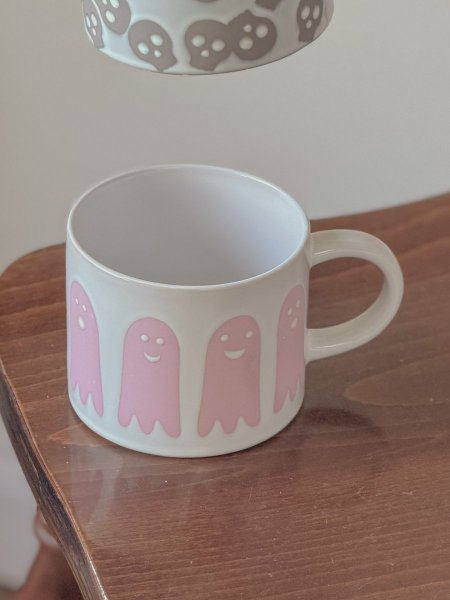 كوب برسوم أشباح وردية