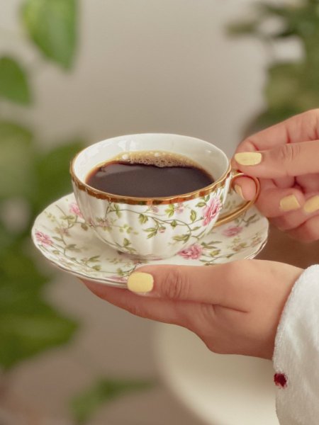 فنجان كلاسيك مورد مع صحنه بلمعة ذهبية