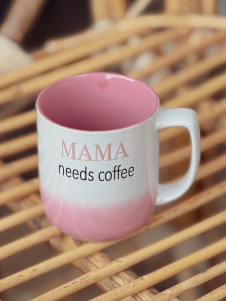 كوب جميل بعبارة "MAMA needs cofee"