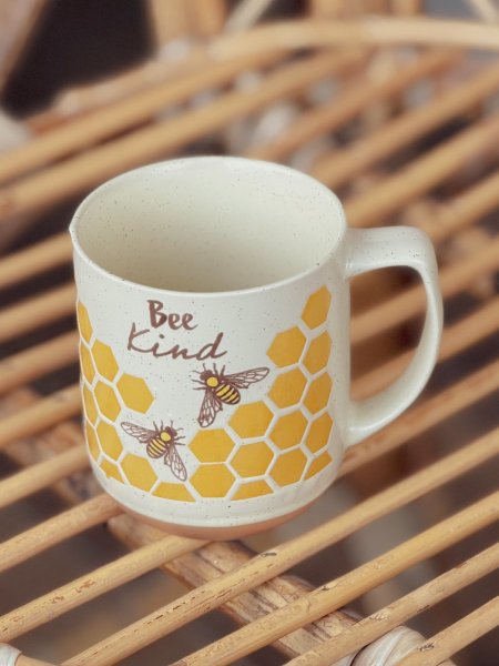 كوب النحل بعبارة "be kind"