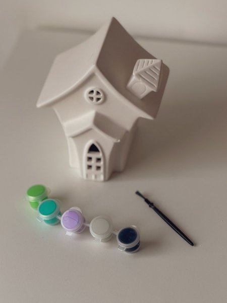 مجسم جبس شكل بيت مضيء مع ألوان وفرشاة للتلوين