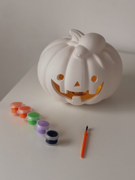 مجسم جبس مضيء شكل قرعة مع ألوان وفرشاية